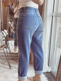 Jean Mom Arison con roturas en internet