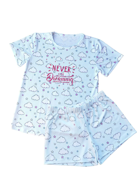 Pijama de verano para niñas con diseño de nubes y estrellas en fondo celeste, con remera de manga corta y short, con la frase "Never stop dreaming" en el frente