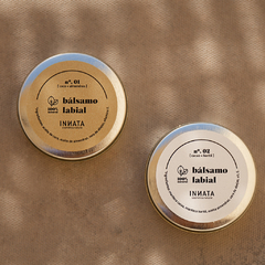 Bálsamo labial natural enriquecido con manteca de cacao y karité, cera de abejas y vitamina e.