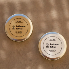 Bálsamo labial natural enriquecido con manteca de cacao y karité, cera de abejas y vitamina e.