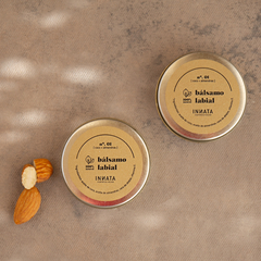 Bálsamo labial natural con aceite de coco y almendras dulces.