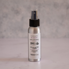Hidrolato puro y natural de lavanda. Es un excelente tónico para la piel. Refresca, purifica y calma. 