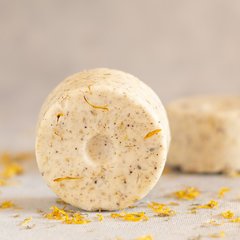 Shampoo sólido de avena y caléndula para cabellos secos y cuero cabelludo sensible.