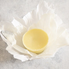 Acondicionador sólido natural con aceite de coco y mantecas vegetales.