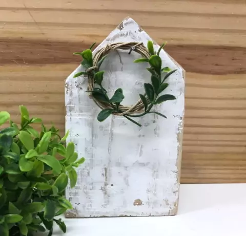 Enfeite Casinha de Madeira com Mini Guirlanda