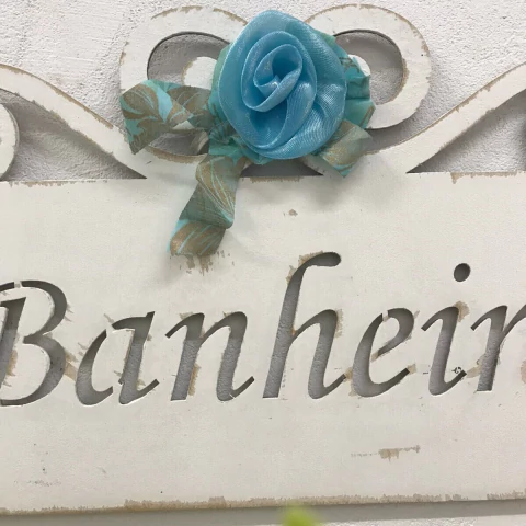 Placa Banheiro Decoração Branca com Flor Azul