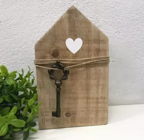 Enfeite Casinha de Madeira com Chave