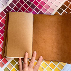 Midori standard con costura alrededor, bolsillo y solapa c/ 3 cuadernillos por Via Vee - tienda online