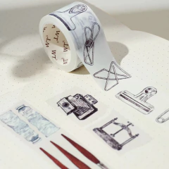 Washi tape de la marca The Washi Tape Shop, con ilustraciones de ganchos, clips, pinceles, prensa y otros elementos artísticos.