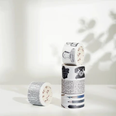Set de 5 cintas washi decorativas colgando, con diseños vintage, textos e ilustraciones de elementos de escritura.