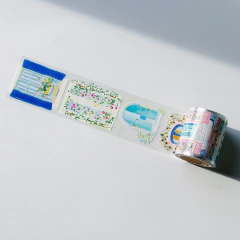 Rollo de cinta pet Arched Arbors de The Washi Tape Shop extendido, con ilustraciones de ventanas y flores