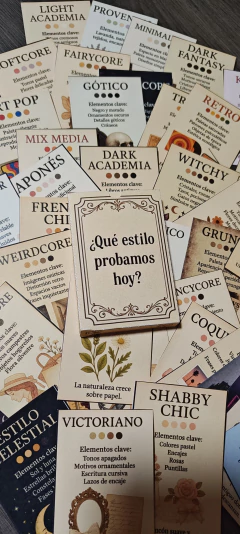 Cartas de estilo con nombres y elementos clave para diferentes tendencias estéticas como Light Academia, Dark Academia, Gótico, Retro, Shabby Chic y más, sobre un fondo de papeles decorativos.