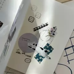 Stickers decorativos con diseños florales aplicados sobre cuaderno junto con sellos