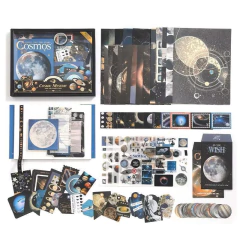 Set de journaling Universo Simno con cuaderno A6, incluye papeles decorativos, stickers temáticos del cosmos, tarjetas y cintas adhesivas con diseños astronómicos