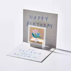 Tarjeta de cumpleaños hecha a mano con un sticker PET transparente decorado con flores rosas y azules