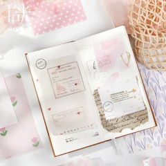 Cuaderno abierto con hojas decoradas usando papeles y adhesivos de colores pastel del set Cream Letter Series