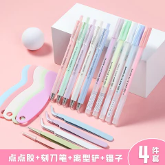 Mini set de herramientas para scrap y journaling con bisturíes, pinzas, espátulas y bolígrafos en colores pastel sobre fondo rosa