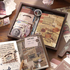 Set de journaling Mark of Time Simno con cuaderno A6, papeles decorativos vintage y accesorios para scrapbooking sobre mesa de madera