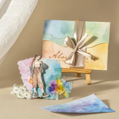 Set de papelería About Traces con ilustración de mujer, flores y sobre decorativo con acuarelas