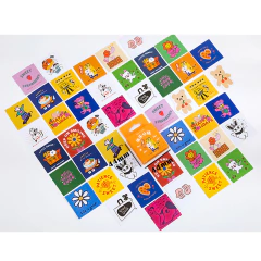 Cajita con 46 stickers coloridos de papel, con diseños variados y frases motivacionales.