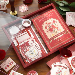 Set de journaling Mark of time Simno con cuaderno A6 y accesorios decorativos en tonos rojos con diseño de rosas vintage