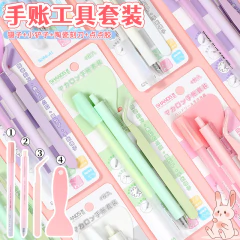 Mini set de herramientas para scrapbooking y journaling en colores pastel, incluyendo pinzas, tijeras pequeñas, cuchillo cerámico y adhesivo puntual