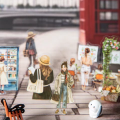 Sticker de mujer con abrigo y bufanda en escena urbana ilustrada con personas y mercado al fondo