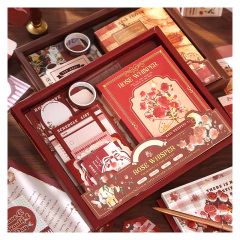 Set de journaling Mark of time Simno con cuaderno A6 en caja roja, incluye cuaderno, papeles decorativos, stickers y cintas adhesivas con diseño floral de rosas