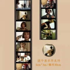 Cinta decorativa PET con fotogramas de la película, imitando un rollo de película fotográfica con escenas variadas.
