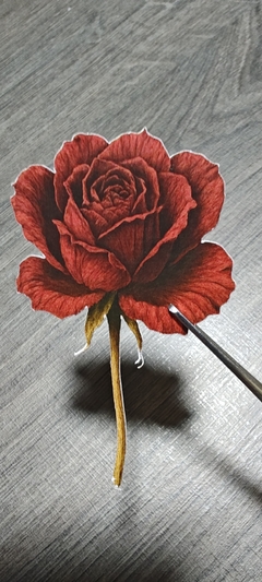 Die cut de papel con diseño de rosa vintage roja sobre superficie gris