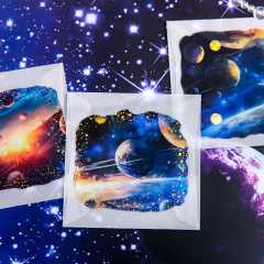 Pack de 10 stickers con diseño de cielo estrellado y planetas, en sobres individuales sobre fondo espacial