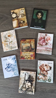 Mini talonarios de papel con diseños vintage variados, incluyendo relojes antiguos, retratos, flores, paisajes, etc.