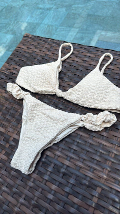 Conjunto Off white- Top Nó e Calcinha Inteira Frufru na internet