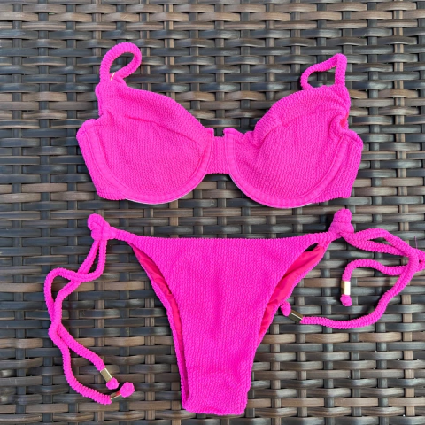 Pink - Calcinha Laço Fino e top estruturado meia taça