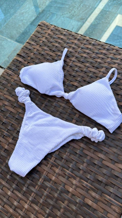 Branco- Top Nó e Calcinha Inteira Frufru