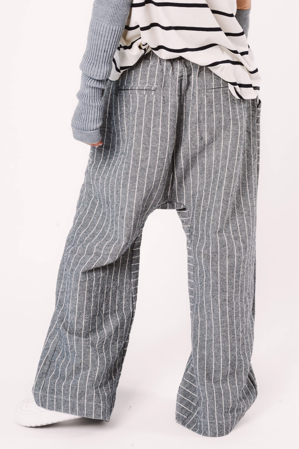 PANTALON RAIZ GRIS RAYA BLANCA