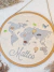 Enfeite maternidade bastidor bordado com alça - Mapa Mundi - comprar online