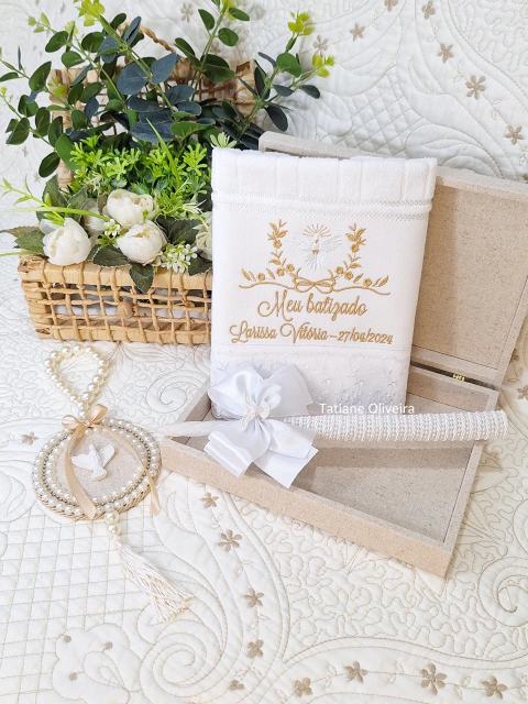 Caixa Com Toalha De Batizado Bordada Vela E Pingente Espírito Santo