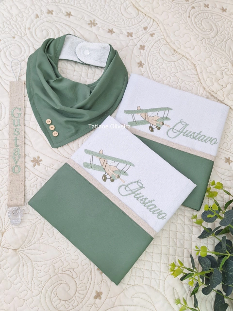 Kit 4 peças bordado: babador bandana / 2 fralda boca / segura chupeta