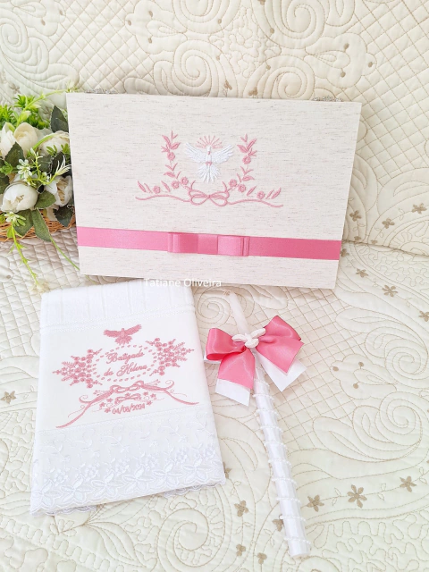 Caixa Com Toalha De Batizado Bordada E Vela Personalizada