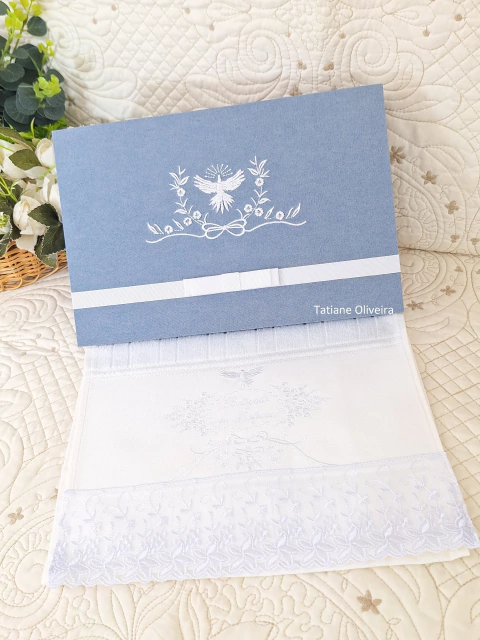 Caixa Com Toalha de Batizado Bordada - comprar online