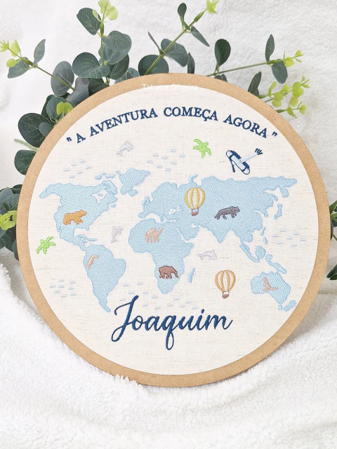 Enfeite maternidade bastidor bordado - Mapa Mundi com frase - comprar online