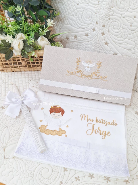 Caixa Com Toalha De Batizado Bordada E Vela Personalizada - comprar online