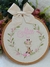 Enfeite maternidade bastidor bordado - Jardim Encantado Girafinha - Tatiane Oliveira for baby