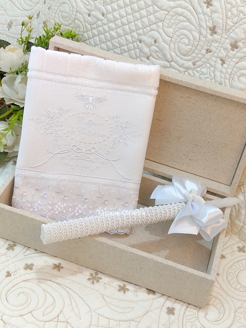 Caixa Com Toalha De Batizado Bordada E Vela Personalizada
