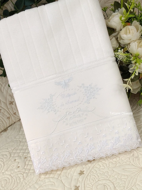 Toalha de banho bordada para batizado