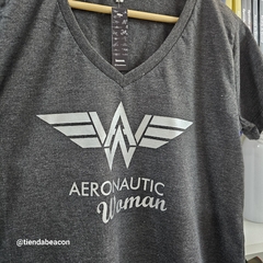 remera mujer cuello V Aeronautic Woman - TiendaBeacon