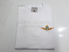 Remera fuerza aerea bordada - TiendaBeacon