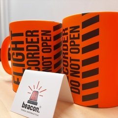 taza naranja, caja negra...