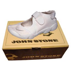 Zapatillas Pezuña Marca John Stone en Talles Grandes en Cuero Sintético Blanco